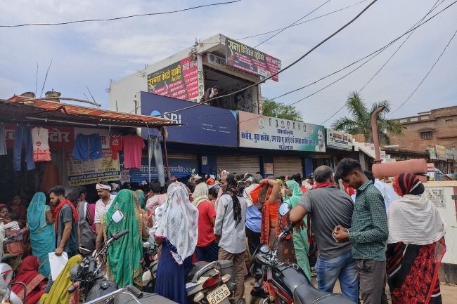 रीवा में स्कूटी की डिग्गी से 4 लाख रुपए पार:बैंक से रकम निकालकर जा रहे थे घर, रास्ते में स्कूटी खड़ी कर वार्तालाप करने लगे, नकदी गायब