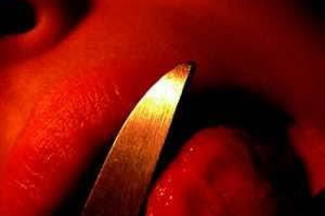 सीधी में मन्नत पूरी होने के बाद युवती ने देवी मां को काटकर चढ़ा दी जीभ, परिजन बजाते रहे ढोल-नगाड़े