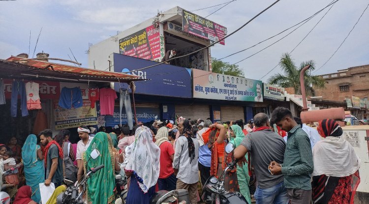 रीवा में स्कूटी की डिग्गी से 4 लाख रुपए पार:बैंक से रकम निकालकर जा रहे थे घर, रास्ते में स्कूटी खड़ी कर वार्तालाप करने लगे, नकदी गायब