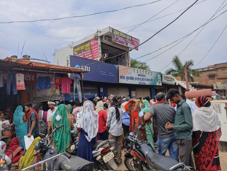 रीवा में स्कूटी की डिग्गी से 4 लाख रुपए पार:बैंक से रकम निकालकर जा रहे थे घर, रास्ते में स्कूटी खड़ी कर वार्तालाप करने लगे, नकदी गायब
